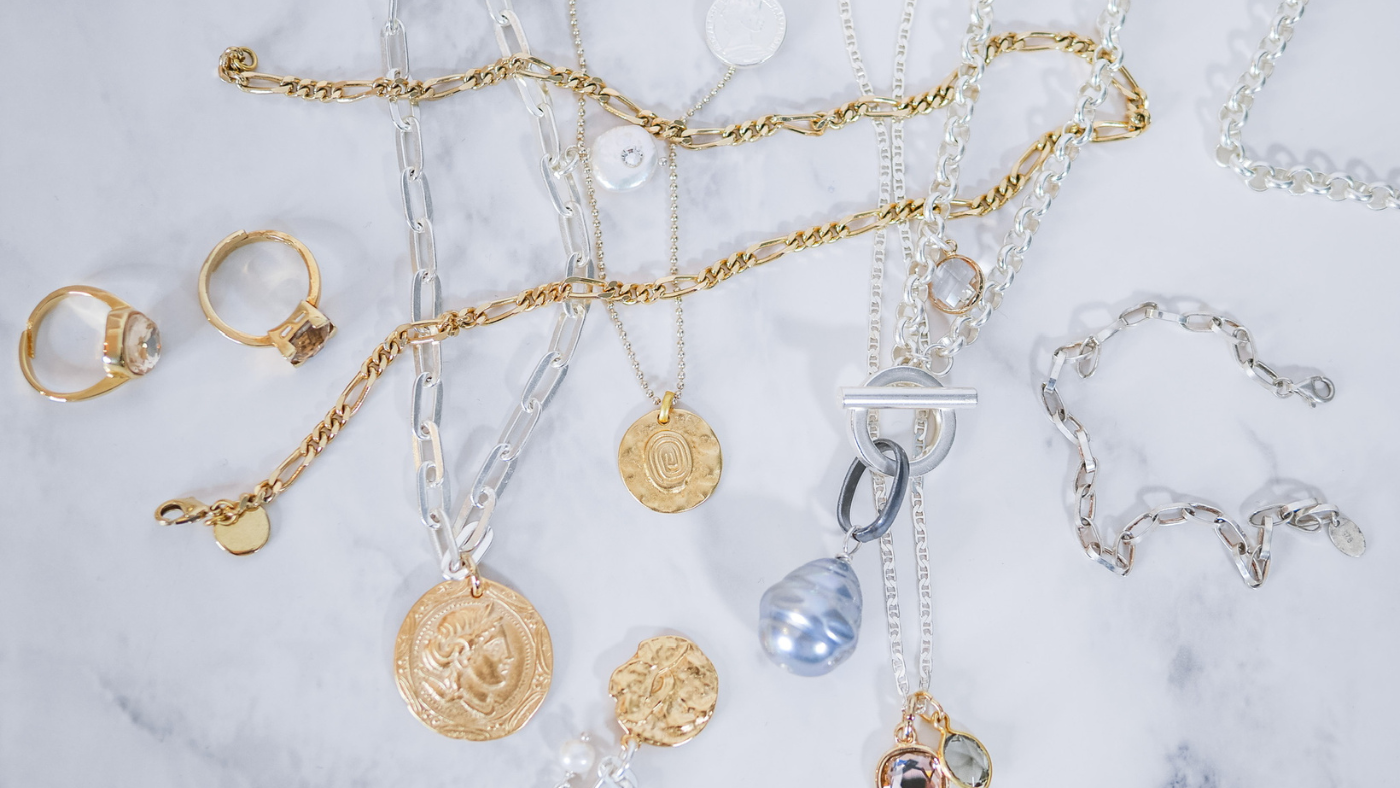 Mehrere Schmuckstücke von Runte Schmuck für den Blogbeitrag: Schmuck reinigen