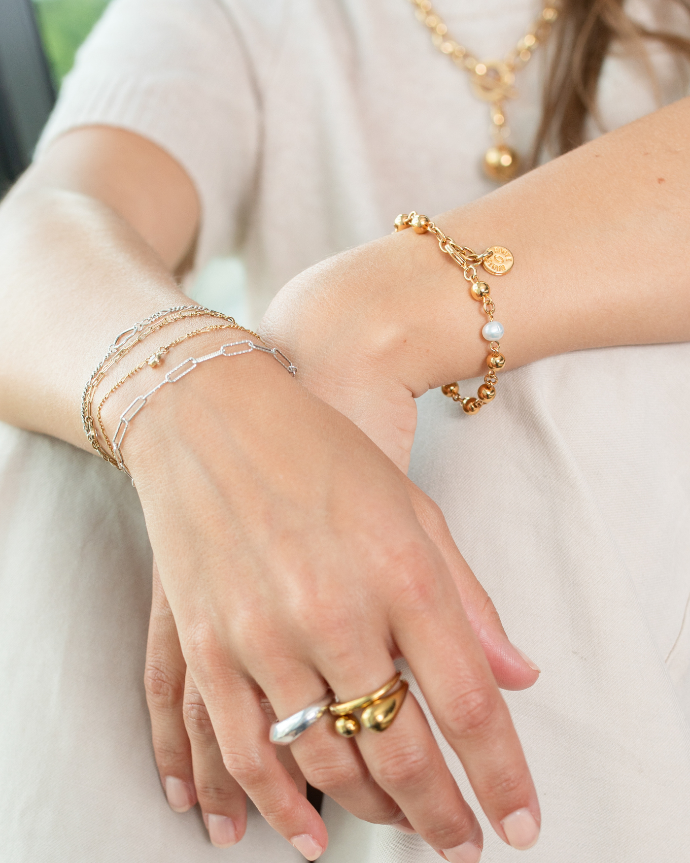 Armband Bubble, am Handgelenk getragen in Gold mit Perle von Runte Schmuck