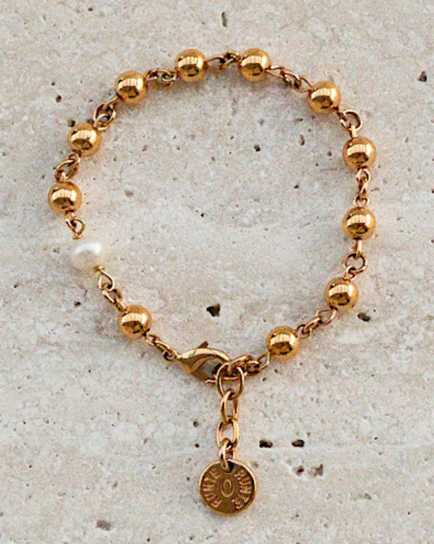 Armband Bubble, Detailaufnahme in Gold mit Perle von Runte Schmuck