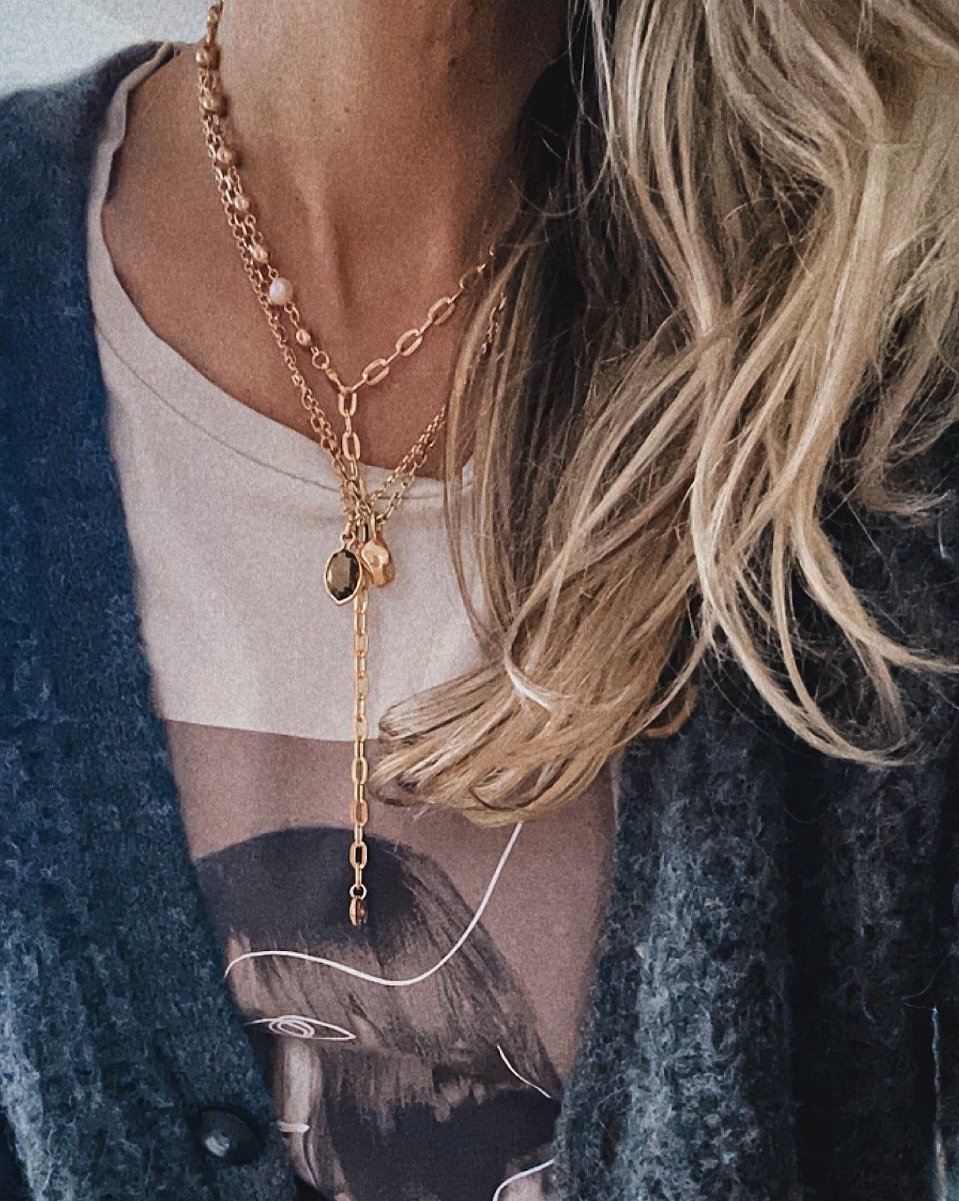Kette Bubble, Tragebild als Ypsilonkette in Gold im Layering von Runte Schmuck